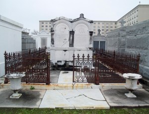 This double tomb has plenty of space around it. +