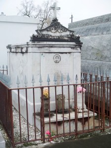 A smaller family tomb. +